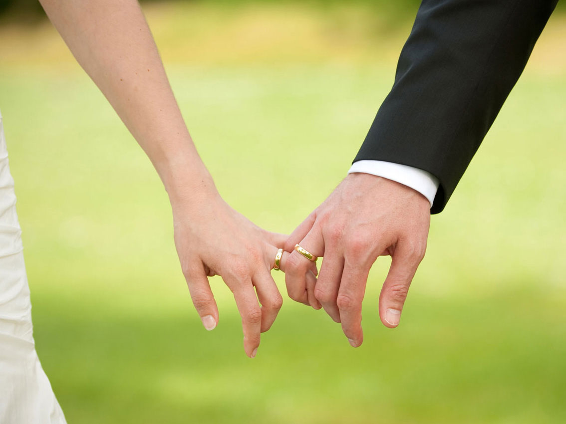 Das Hochzeitspaar schreitet zum Ehrentanz.